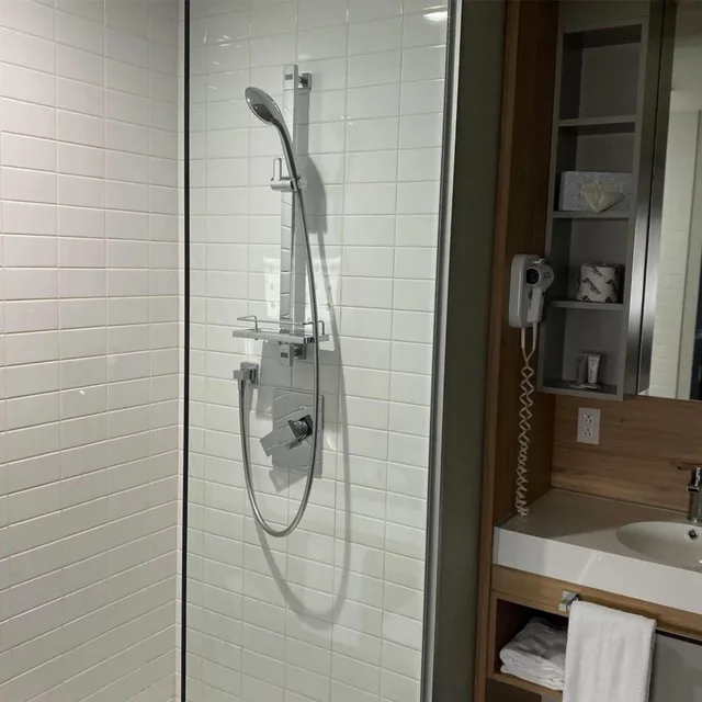 غرفة بسرير كينج وسرير كوين، Ramada by Wyndham Laval 7/9