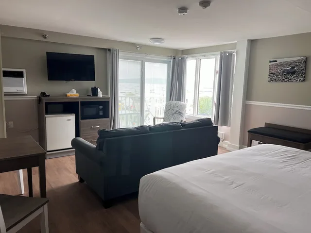 Panoramic, Suite, King Bed, Harbour View, Sofa, Balcony, Trade Winds On The Bay 2/3