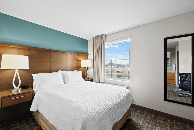 جناح بسريرين كوين بغرفة نوم واحدة مع أريكة بمطبخ، Staybridge Suites Hotel Calgary Airport 6/10