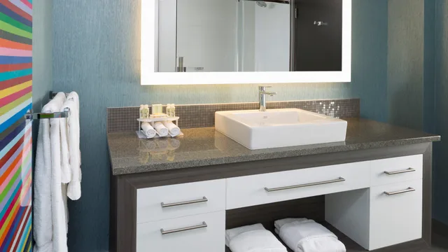 جناح بغرفة نوم واحدة مع أريكة بمطبخ، Holiday Inn Express Quebec 5/5