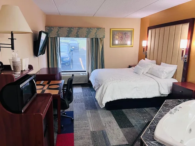 جناح بسرير كينج بجاكوزي، Hotel M Mount Pocono 6/10