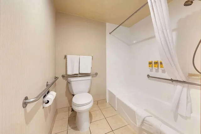 غرفة خارجية بسريرين كوين يُسمح فيها بالحيوانات الأليفة، Best Western Plus Redondo Beach Inn 5/6