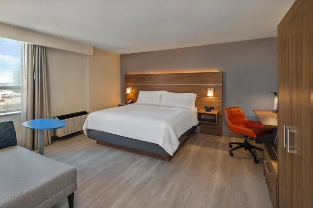 Standard, King Bed, Extra Floor Space، Holiday Inn Express Toronto Downtown 1/9