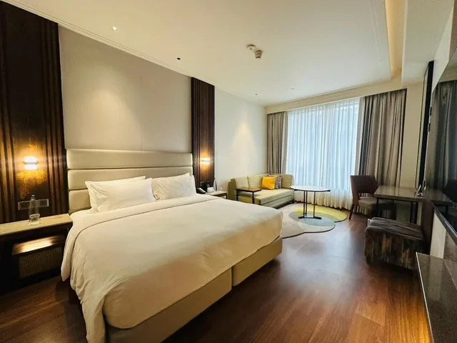 غرفة ديلوكس بسرير كينج، Hyatt Centric Rajpur Road Dehradun 1/5