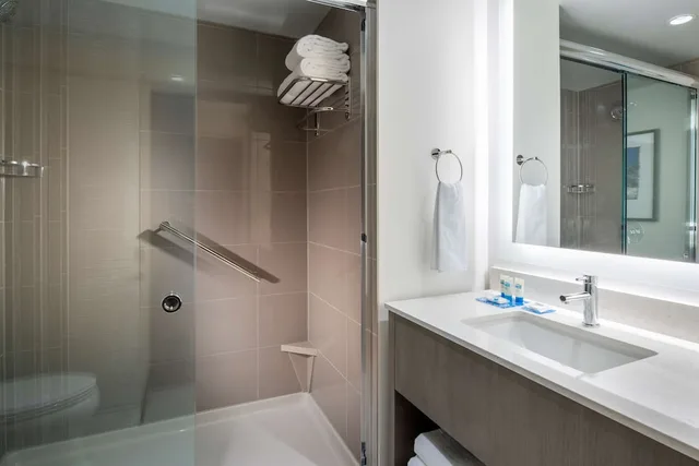 جناح بسرير كينج بإطلالة على النهر بغرفة نوم واحدة مع أريكة بمطبخ، Hyatt House East Moline/Quad Cities 5/7