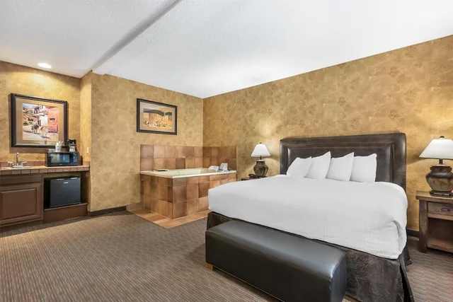 جناح بسرير كينج بحوض جاكوزي، Best Western Plus Inn Of Santa Fe 2/8