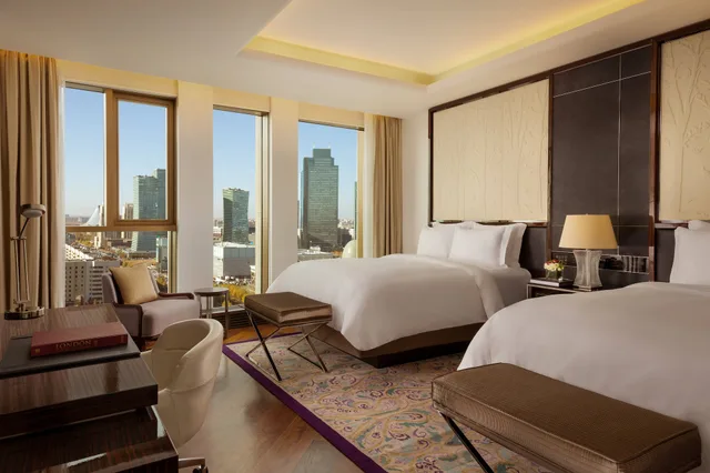 غرفة ديلوكس بسريرين كوين بإطلالة على المدينة، THE RITZ-CARLTON ASTANA 2/6