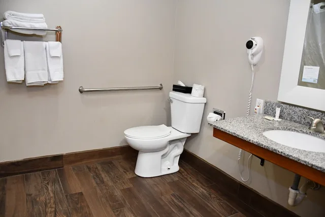غرفة بسريرين مزدوجين، Baymont Inn and Suites by Wyndham Platteville 9/10