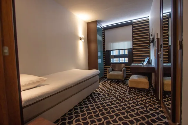 غرفة قياسية بسرير فردي بحوض استحمام، Golden Tulip West Ende 4/10