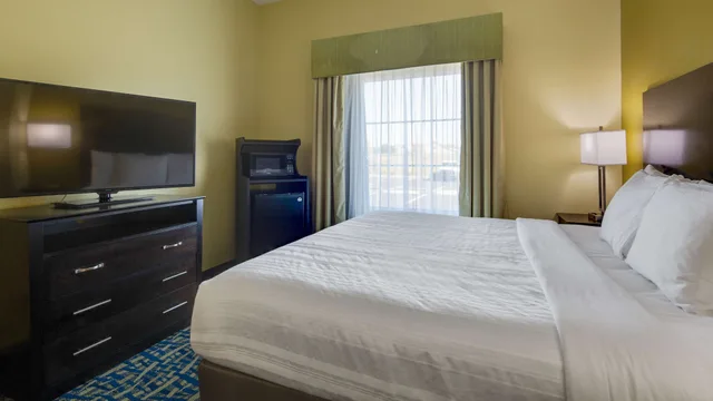 غرفة قياسية بسرير كينج مع أريكة، Best Western Plus Brunswick Inn & Suites 3/7