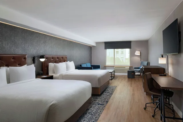 Deluxe, Multiple Beds، Four Points by Sheraton Austin Airport 2/5