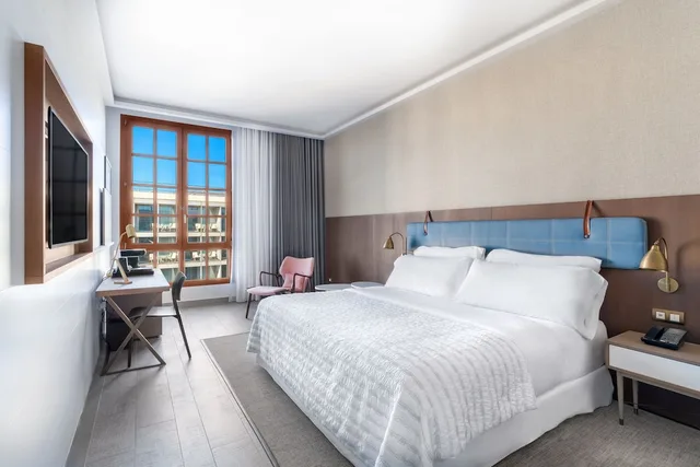 غرفة سوبيريور بسرير كينج بإطلالة جزئية على البحر، Le Meridien Ra Beach Hotel And Spa 1/6