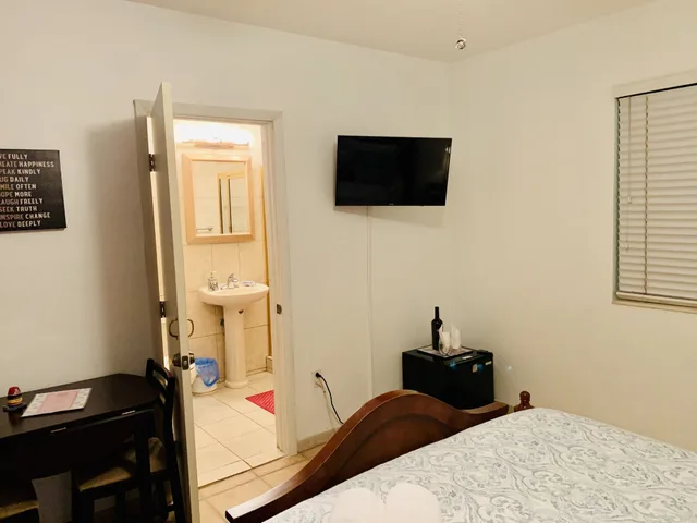 Room, Queen Bed, Sofa, Blue House [Vr] 8/10