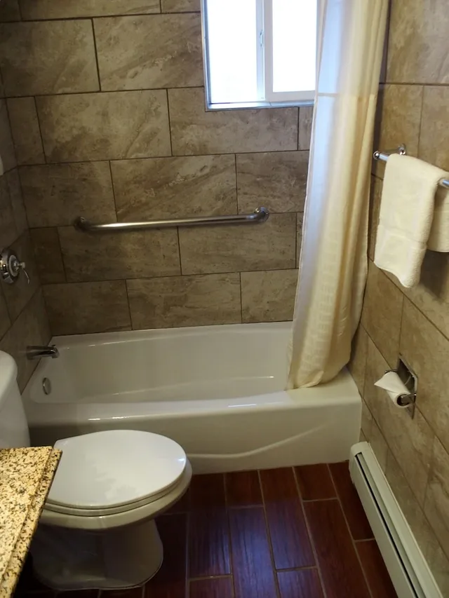Room, 1 Single and 2 Queen Beds, Top Floor، Tyrolean Lodge 6/9