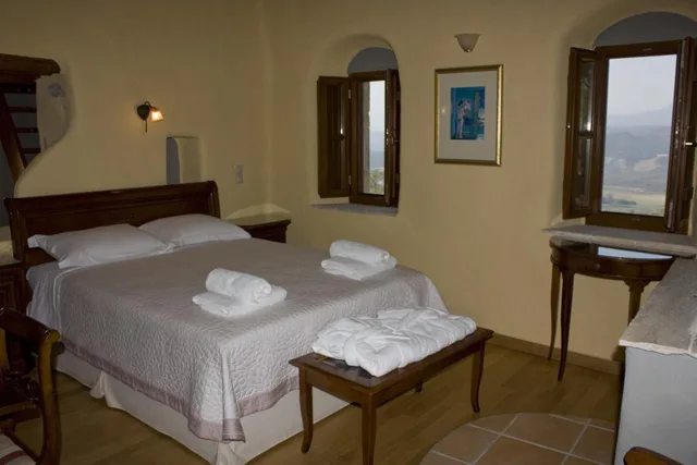 جناح تنفيذي، Pyrgos Petropoulaki 8/10