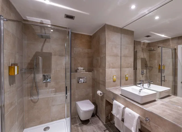 غرفة كلاسيكية بسرير كينج بإطلالة على الحديقة بشرفة، Kingsmills Hotel 5/5