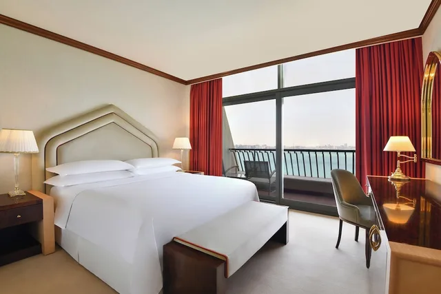 جناح بسرير كينج بإطلالة على البحر بشرفة بغرفة نوم واحدة، Sheraton Grand Doha Resort & Convention Hotel 1/2