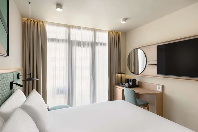 غرفة ديلوكس بسرير كينج بشرفة بإطلالة، Hilton Garden Inn Debrecen City Centre 3/5