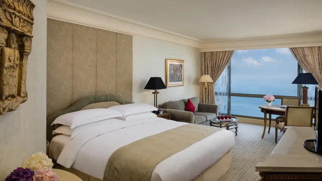 غرفة بريميوم بسرير كينج مع دخول الصالة للمدخنين، Intercontinental Phoenicia Beirut 1/2