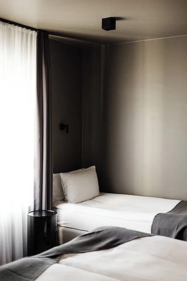 غرفة ثلاثية بفراش فوتون وسرير مزدوج وسرير فردي، Hotel Odinsve 1/10