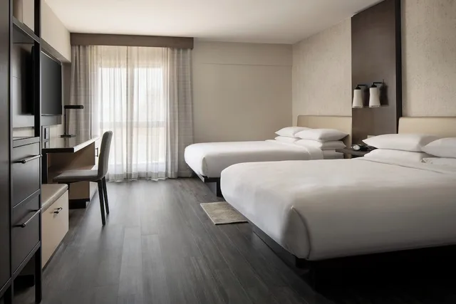 غرفة بسريرين كوين، Marriott Riverside at the Convention Center 1/5