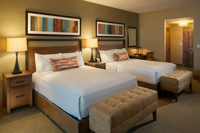 Grand, Summit, 2 Queen Beds، Grand Summit Hotel 2/3