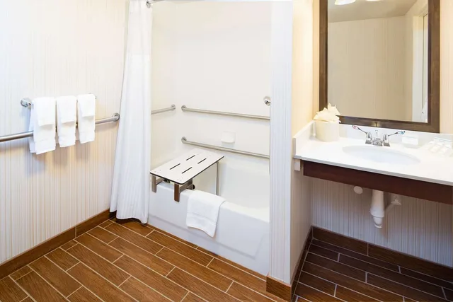 غرفة بسريرين كوين بحوض استحمام لذوي الإعاقة، Hilton Garden Inn Portland Airport, ME 4/4