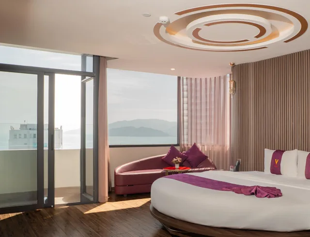 Premier, Executive, King Bed, V Hotel Nha Trang 2/2