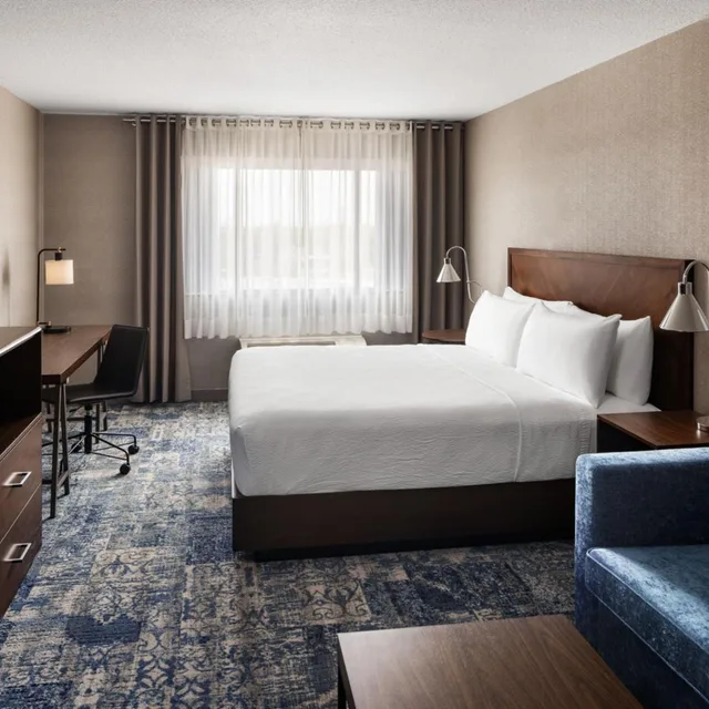 غرفة بسرير كينج، Four Points by Sheraton Edmonton South 1/10