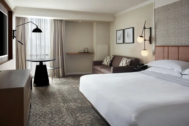 غرفة بسرير كينج، Sheraton Parkway Toronto North Hotel Suites 1/7