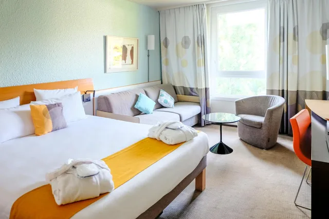 Classic, Queen Bed, Sofa, Novotel Marseille Est 1/7