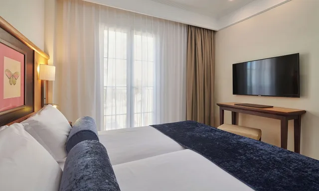 جناح بشرفة مفردة بسريرين منفصلين مع أريكة، Grupotel Playa De Palma Suites And Spa 3/6