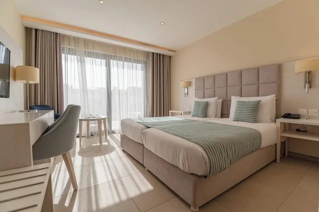 Deluxe, Double Bed, Hot Tub, Maritim Antonine Hotel and Spa Malta 3/10