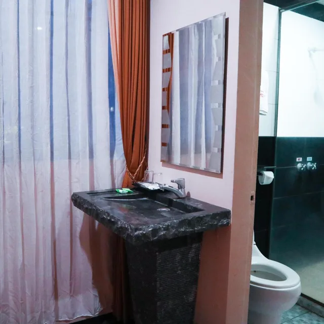 غرفة بسرير كوين، Helios Hotel Malang 8/8