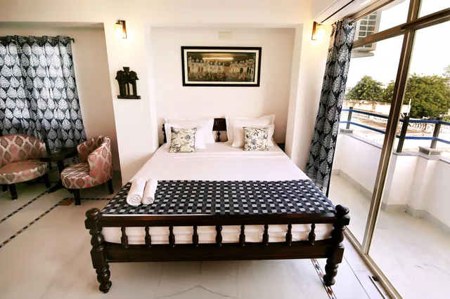 غرفة بريميوم بسرير مزدوج بإطلالة على البحيرة بشرفة، The Lake View Hotel – On Lake Pichola 7/10