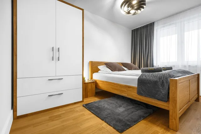 شقة بريميوم بسرير كوين بشرفة بغرفة نوم واحدة مع أريكة، Emihouse Apartamenty Rzeszow 1/4
