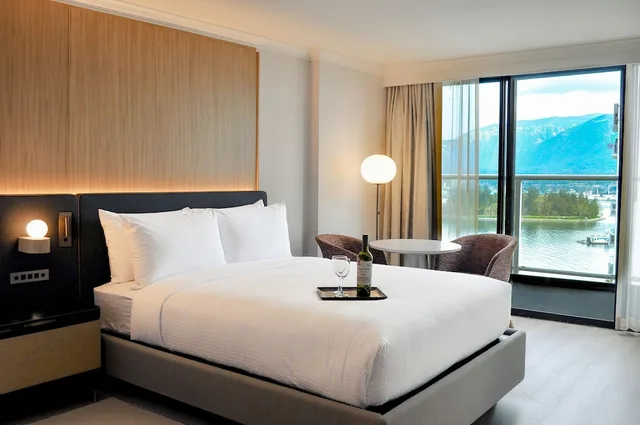 Renovated, King Bed, Harbour View، Pinnacle Vancouver Harbourfront (Ex Renaissance) 1/4