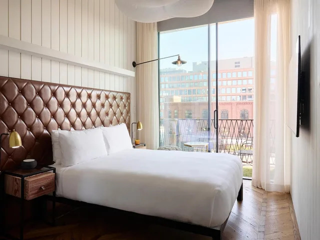 غرفة بسرير كوين بشرفة، Arlo Williamsburg 5/10