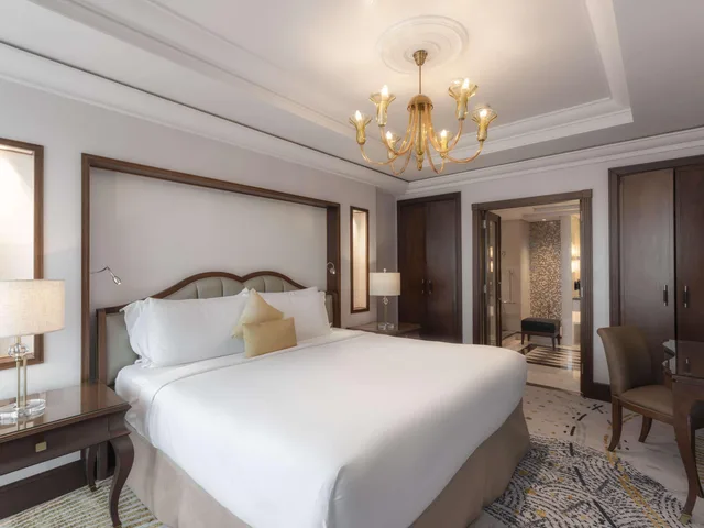 جناح جونيور بإطلالة على المدينة، فندق قصر مكة رافلز(Raffles Makkah Palace) 3/8