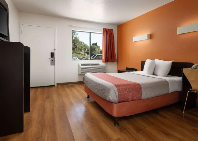 غرفة بريميوم بسرير مزدوج لذوي الإعاقة، Motel6 Temecula, CA - Historic Old Town 1/6