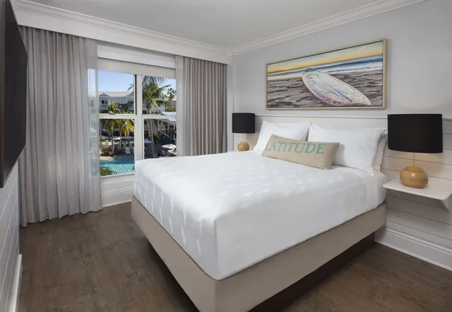 غرفة ديلوكس بسرير كينج بإطلالة على المسبح، Margaritaville Beach House Key West 1/6