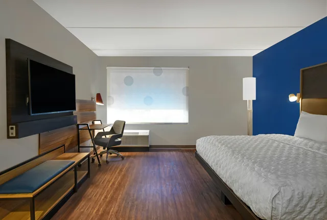Room, King Bed, Accessible, Tru By Hilton Burlington Nc 1/4