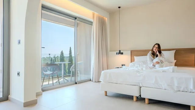 جناح بريميوم بأربعة أسرّة بإطلالة على البحر بغرفتي نوم مع أريكة، Iolida Corfu Resort & Spa by Smile Hotels 4/10