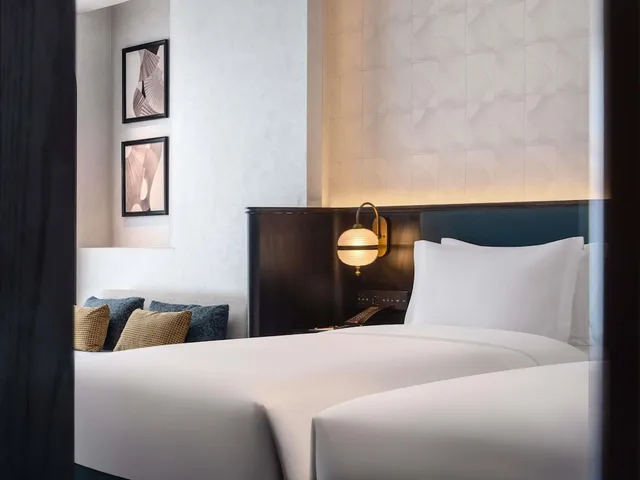 غرفة سوبيريور بسريرين منفصلين، Sofitel Shanghai North Bund 3/8