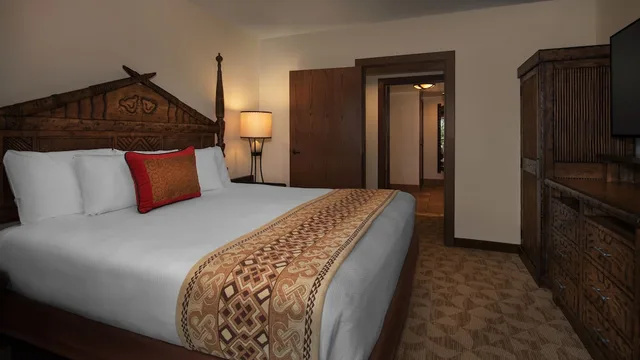 فيلا بسرير كينج بغرفة نوم واحدة بإطلالة مع أريكة، Disney Animal Kingdom Villas Jambo House 1/2
