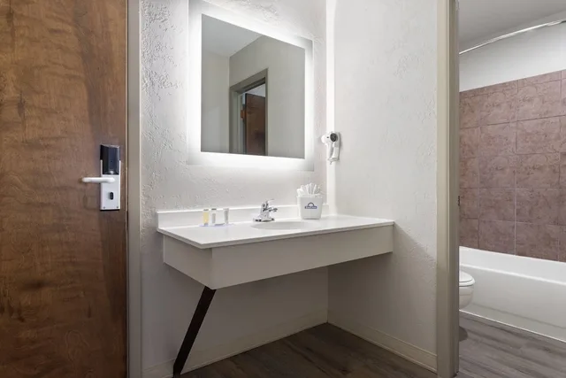 غرفة بسرير كوين، Days Inn and Suites by Wyndham Downtown Missoula-University 5/6