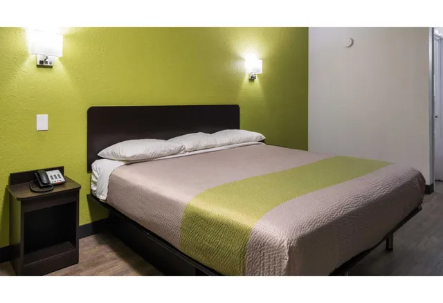 Room, King Bed, Smoking, Motel6 Irving, TX - Loop 12 1/10