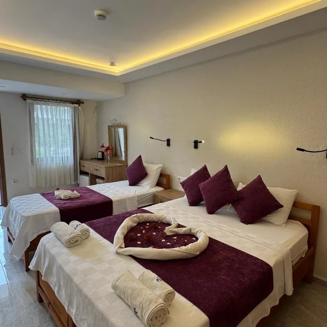 غرفة قياسية ثلاثية، Riverside Hotel 1/10