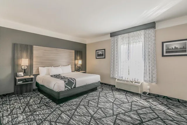 جناح رئاسي بحوض استحمام لذوي الإعاقة، La Quinta Inn and Suites by Wyndham Granbury 2/7
