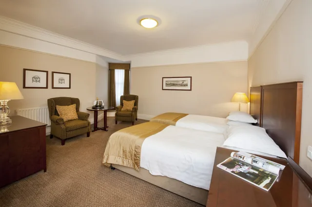 غرفة قياسية بسريرين منفصلين، Macdonald Burlington Hotel 1/4